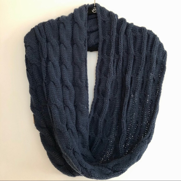C.C. Navy blue cable knit infinity scarf - Picture 4 of 4